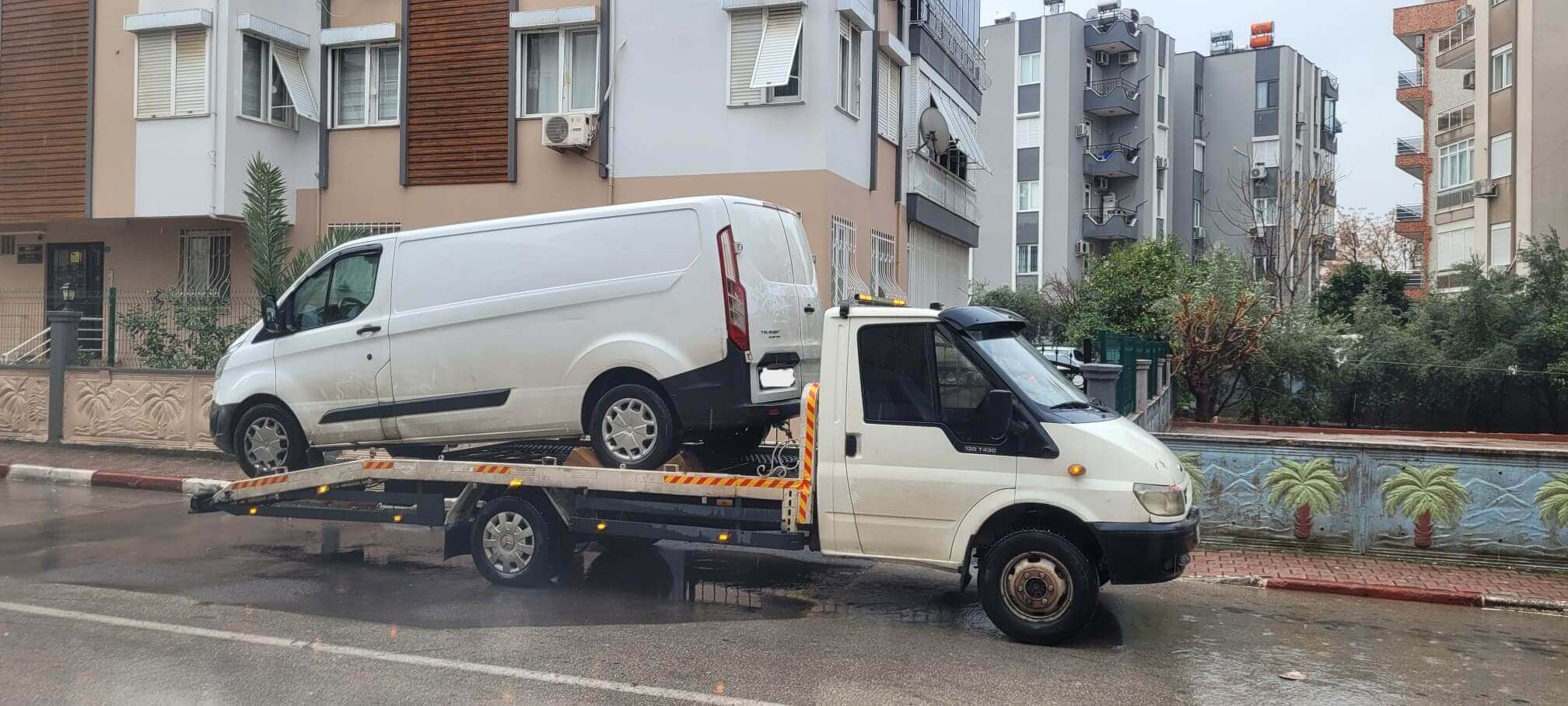 Antalya yağmurlu havada güvenli minibüs ve panelvan kurtarıcı