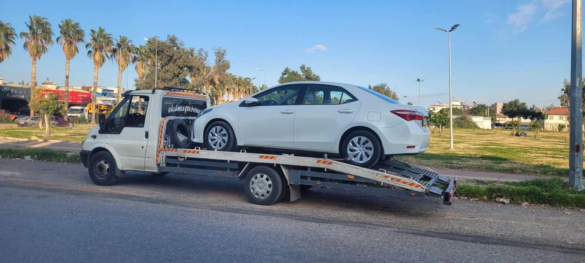 Antalya oto çekici hizmeti, kayar kasa kurtarıcı ile beyaz binek araç taşıma ve yol yardım operasyonu.