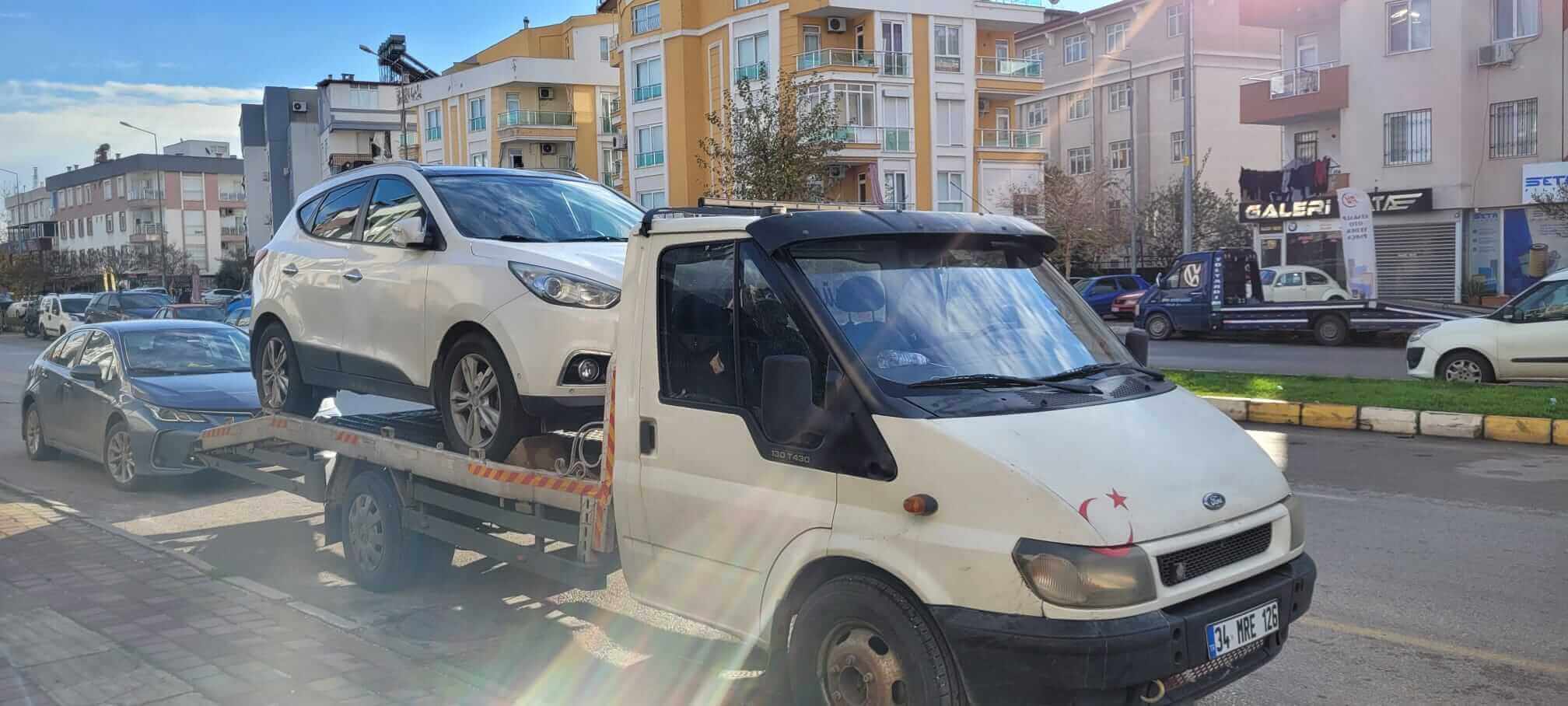 Antalya Acar Oto Çekici tarafından güvenle taşınan SUV model arazi aracı ve profesyonel yol yardım hizmeti.